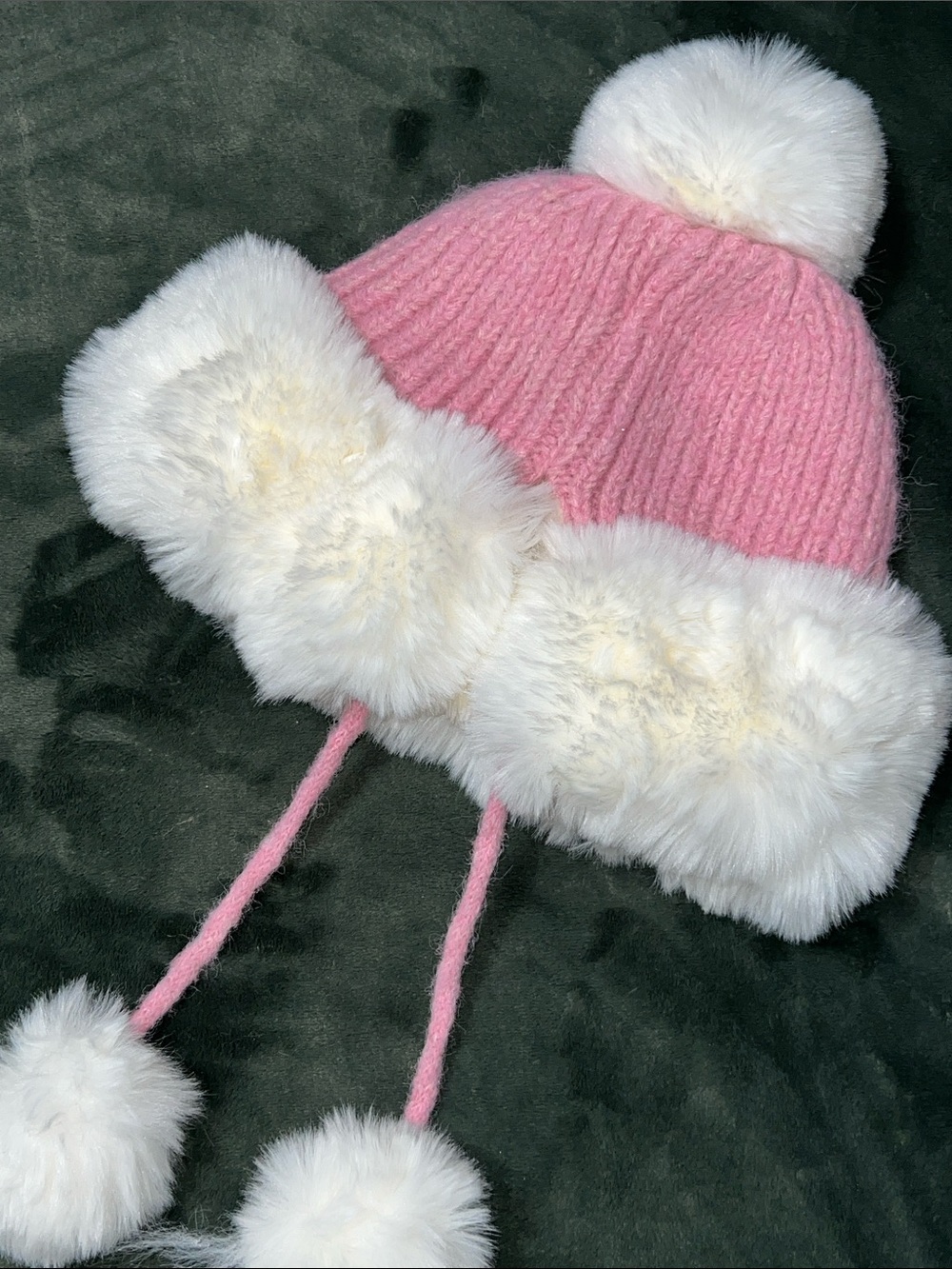 NWOT 🥶 VEGAN FAUX FUR TRIMMED PINK & WHITE KNIT BONNET STYLE WINTER HAT w/TIES